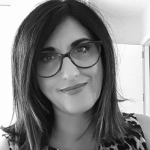 Retrato en blanco y negro de Begoña Beneito Luhema, autora de Egrégores: los poderes ocultos del pensamiento colectivo.