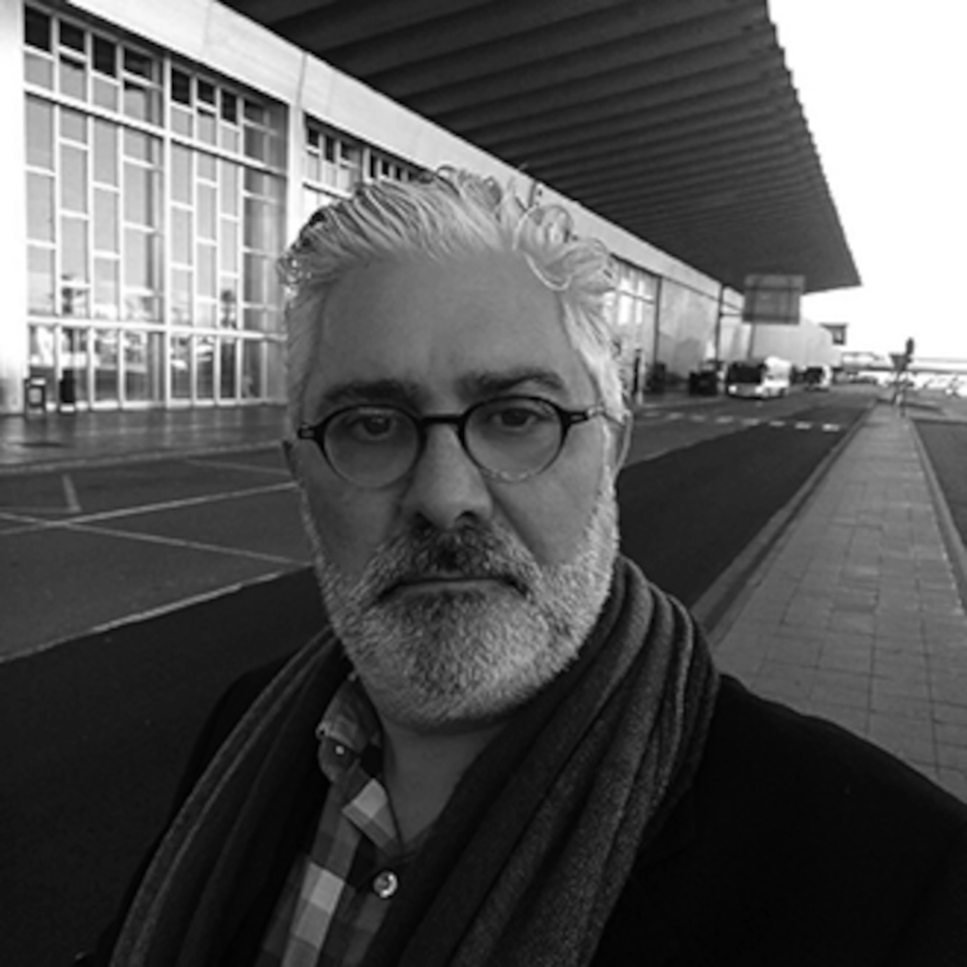 Retrato de César Alcalá, escritor e historiador especializado en la Guerra Civil y el carlismo