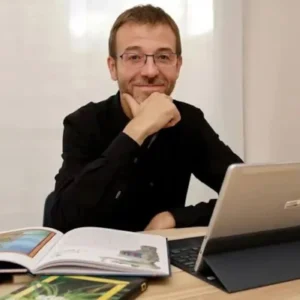 David Blanco Laserna, autor de Agujeros negros: ciencia, historia y mito, en una imagen de autor junto a libros y un ordenador