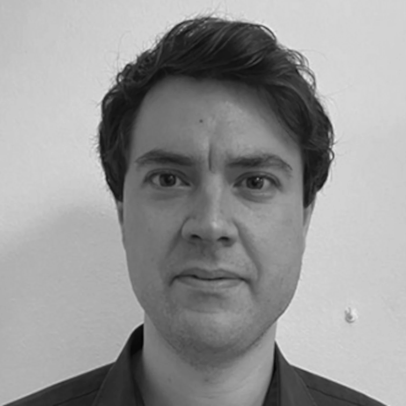 Retrato en blanco y negro de Fernando Gil-González, historiador y autor del libro.