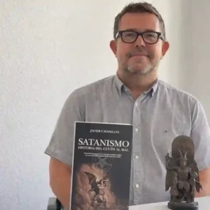 Javier Cavanilles, autor de “Satanismo: Historia del culto al mal”, retrato con su libro