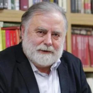 Retrato de José de Cora Paradela, escritor y periodista gallego especializado en misterio y novela histórica