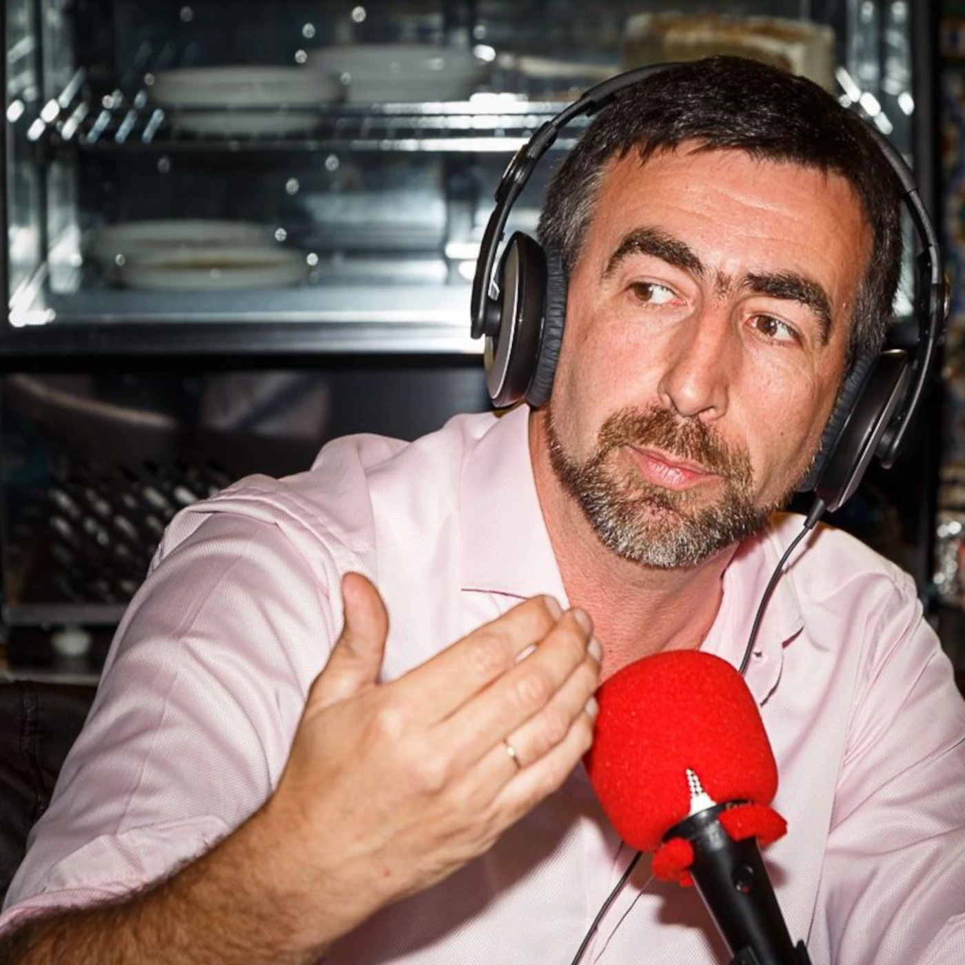 Retrato del autor José Ignacio Carmona Sánchez durante una entrevista