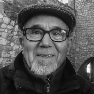 Retrato en blanco y negro de José Luis Marqués Utrillas, escritor y ensayista sobre religiones, espiritualidad y diálogo interreligioso