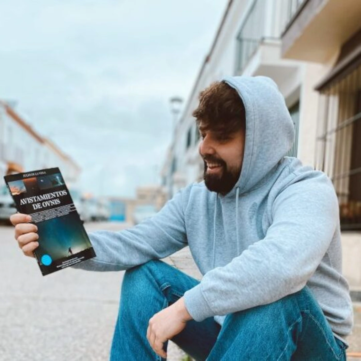 Julio de la Vega, autor de Avistamientos de OVNIs, sosteniendo su libro.