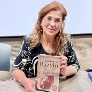 Luz Nogués, autora de Los agotes del Baztán, posando con su libro