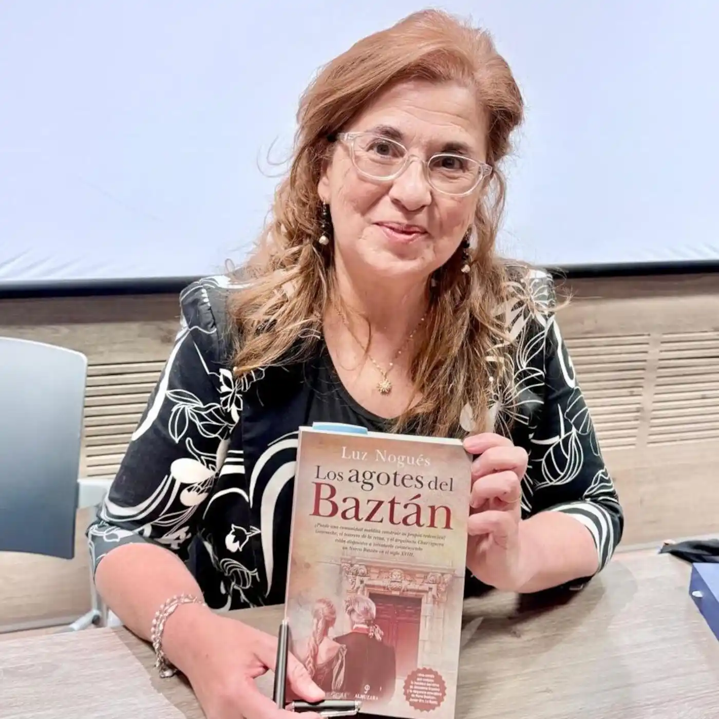 Luz Nogués, autora de Los agotes del Baztán, posando con su libro