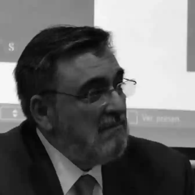 Marcos López Herrador, autor de "Historia de la banca y el dinero", en retrato en blanco y negro