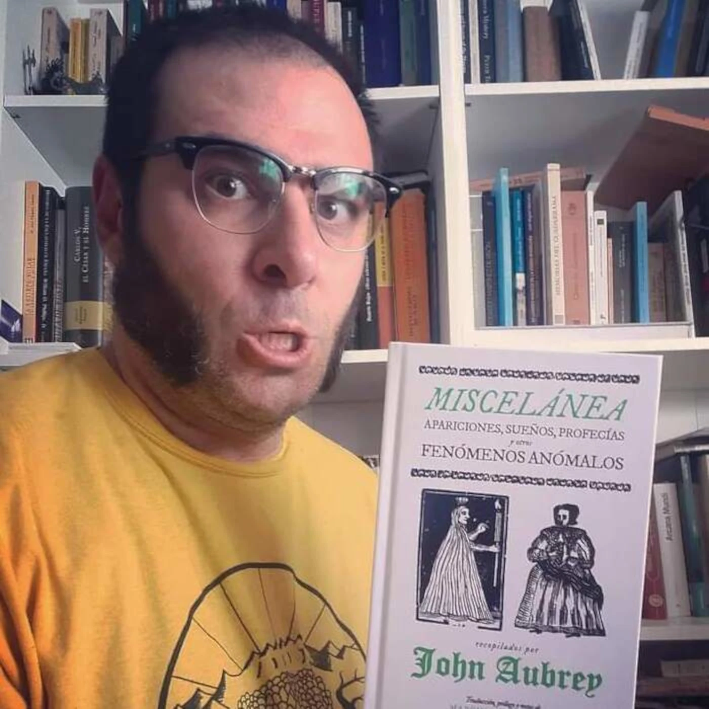 Marcus Polvoranca mostrando el libro Miscelánea de John Aubrey