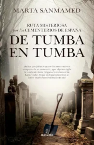 Portada del libro “De tumba en tumba” de Marta Sanmamed, con un cementerio envuelto en niebla