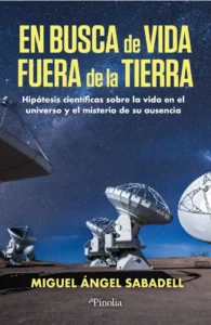 Portada del libro “En busca de vida fuera de la Tierra” de Miguel Ángel Sabadell con antenas radioastronómicas bajo cielo estrellado