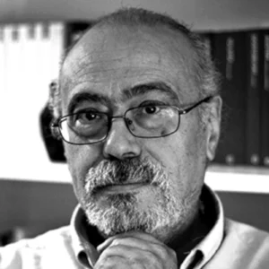 Retrato en blanco y negro de Sebastián Vázquez, autor del libro «De oca en oca por el Camino de Santiago"